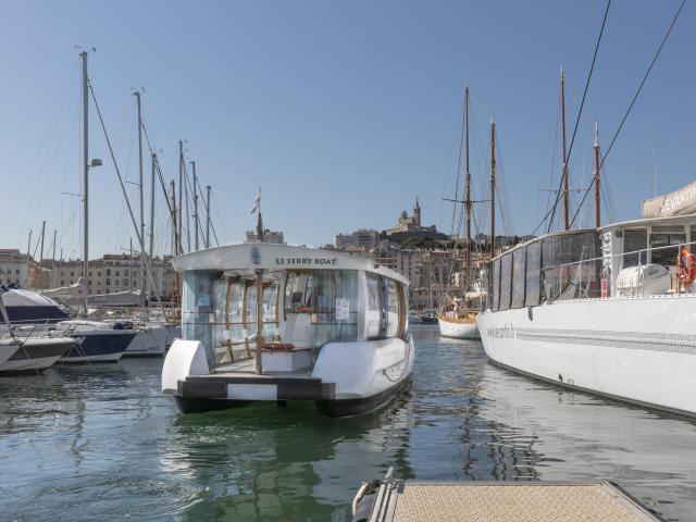 Ferry-Boat sur le Vieux Port à Marseille