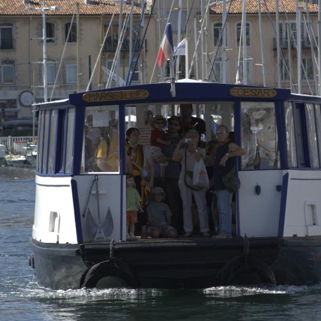 Ferry Boat sur le Vieux-Port de Marseille