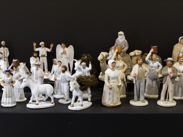 Santons de Noël blancs et beiges de chez Arterra Marseille