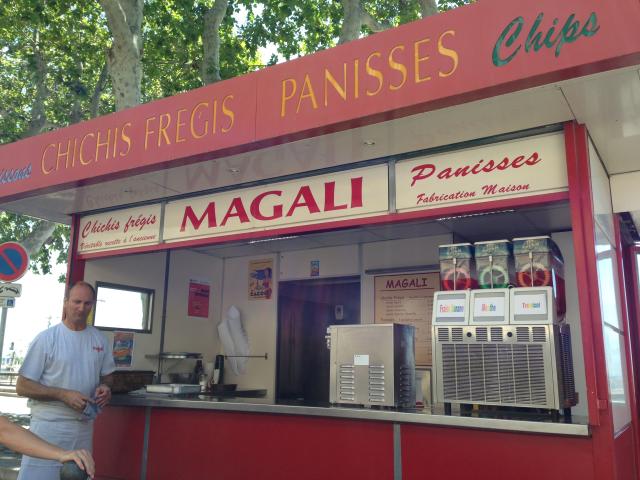 Kiosque à Chichis Frégis et panisses dans le quartier de l'Estaque à Marseille