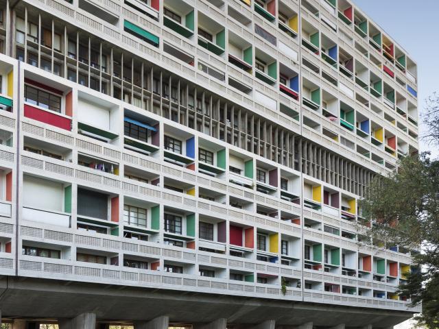 Immeuble Le Corbusier Marseille, extérieur immeuble avec visiteurs