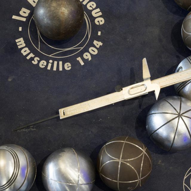 Présentation de quelques boules de Pétanque, Boutique La Boule Bleue dans le quartier du Panier