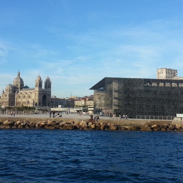 entrée du Vieux port en bateau et vue sur le Mucem et la cathédrale de la Nouvelle Major