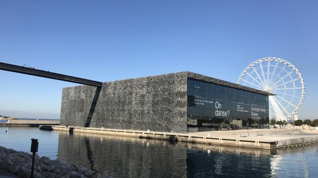 Le Mucem et la grande roue à Marseille