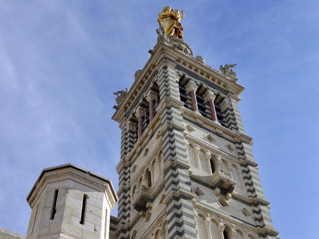 Notre Dame de la Garde vue en contre plongée