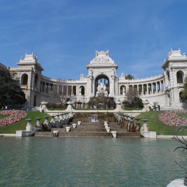 La grande voliera nel Parc Longchamp, l'ex zoo di Marsiglia