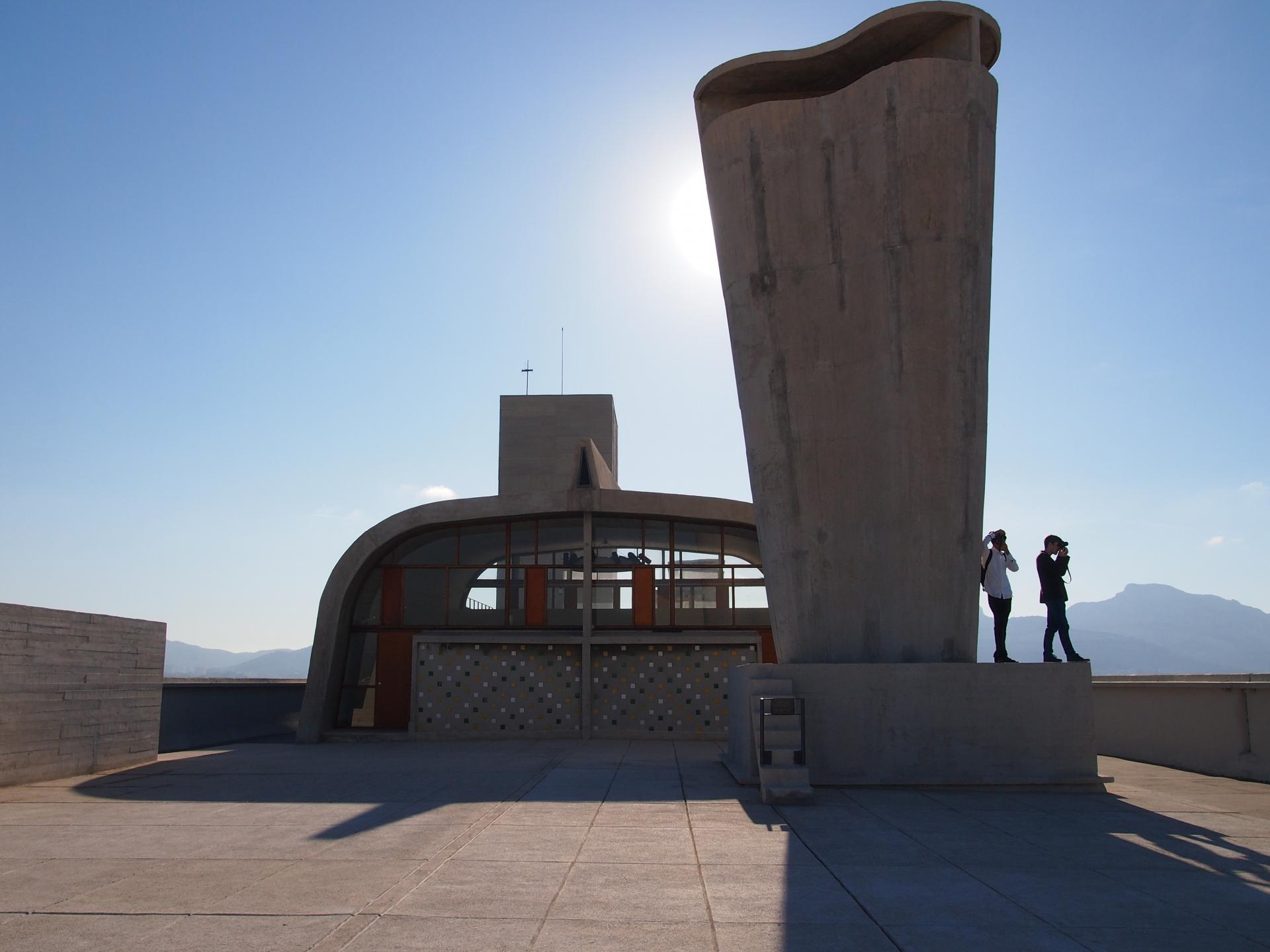 toit terrasse de l'immeuble de la Cité Radieuse, Le Corbusier, vue sur la cheminée