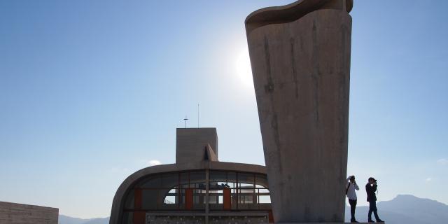 toit terrasse de l'immeuble de la Cité Radieuse, Le Corbusier, vue sur la cheminée