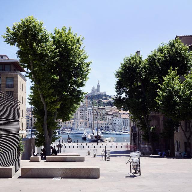 Place Bargemon, Vieux de Marseille. Vue sur Notre Dame de la Garde