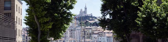 Place Bargemon à Marseille, vue sur le Vieux-Port et Notre Dame de la Garde