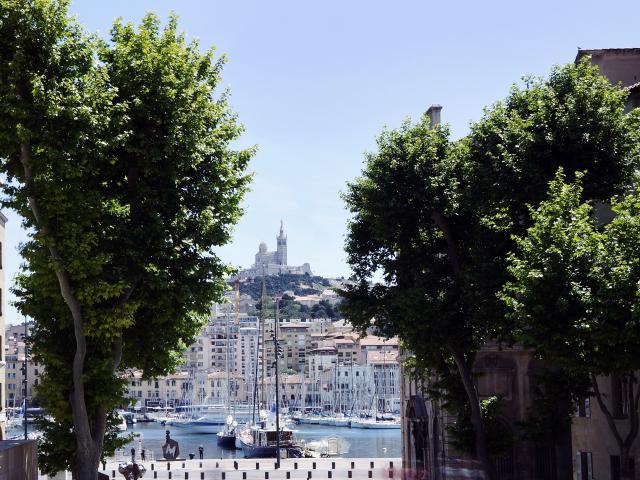 Place Bargemon à Marseille, vue sur le Vieux-Port et Notre Dame de la Garde