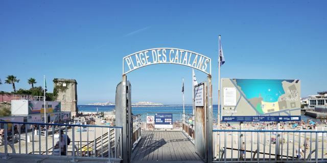 Entrée de la plage des Catalans à Marseille