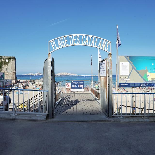 Entrée de la plage des Catalans à Marseille