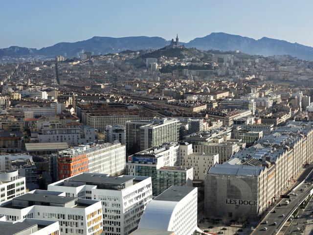 Quartier de la Joliette à Marseille vue aérienne, Notre Dame de la Garde et collines en fond