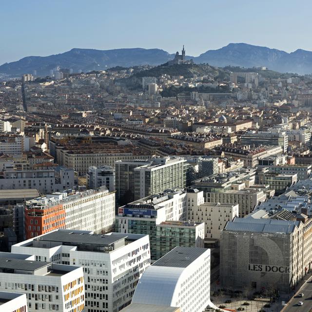 Quartier de la Joliette à Marseille vue aérienne, Notre Dame de la Garde et collines en fond