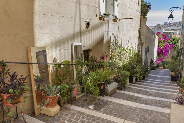 Ruelles fleuries dans le quartier du Panier