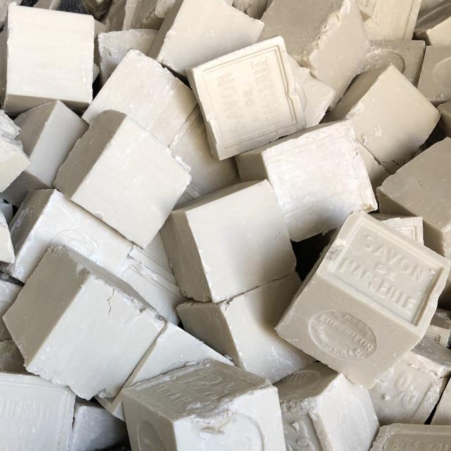 Savons de Marseille en vrac dans un sac, Savonnerie du Midi à Marseille