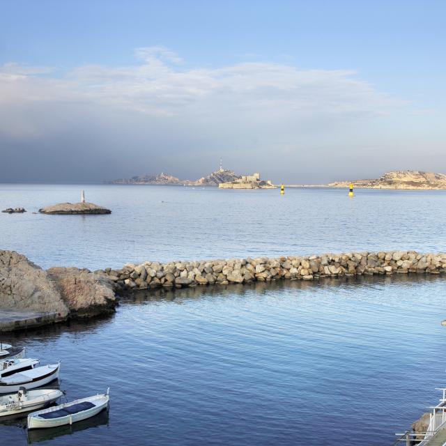 digue de l'entrée du port du Vallon Des Auffes à Marseille, vue sur les îles du Frioul