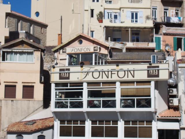 Vue sur la façade du restaurant chez Fonfon au Vallon des Auffes à Marseille et en 2ème plan les immeubles