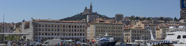 Esplanade du Vieux-Port à Marseille, marché aux poissons et vue sur Notre Dame de la Garde en fond
