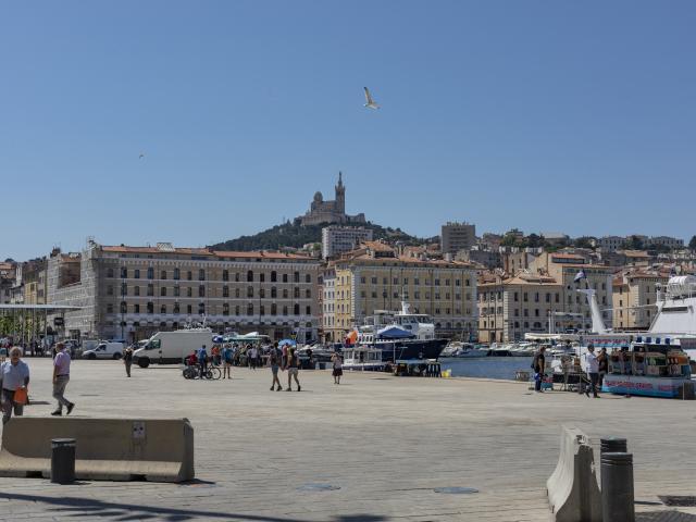 Esplanade du Vieux-Port à Marseille, marché aux poissons et vue sur Notre Dame de la Garde en fond