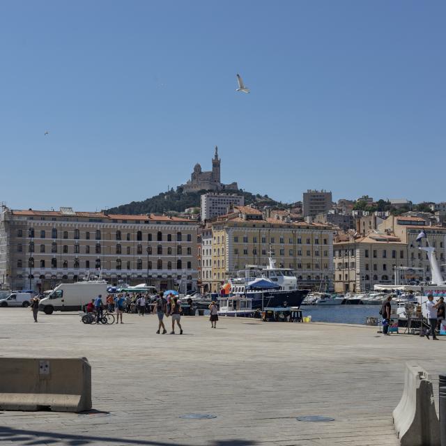 Esplanade du Vieux-Port à Marseille, marché aux poissons et vue sur Notre Dame de la Garde en fond