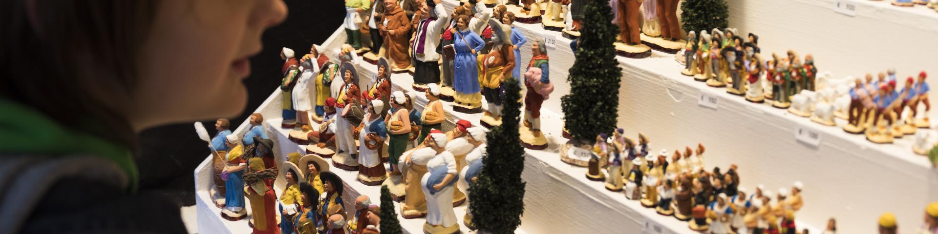 Foire aux santons, enfants devant les santons colorés