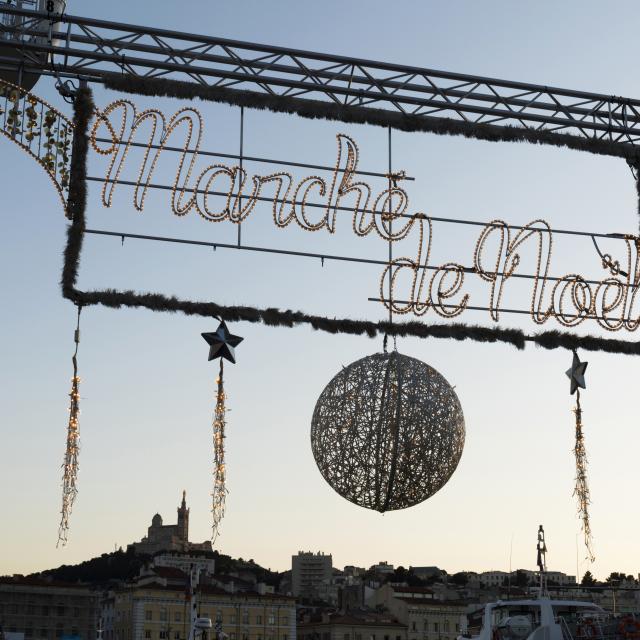 Fête de Noël à Marseille, Marché de Noel en soirée.