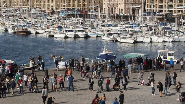 Marché aux poissons sur le Vieux-Port à Marseille