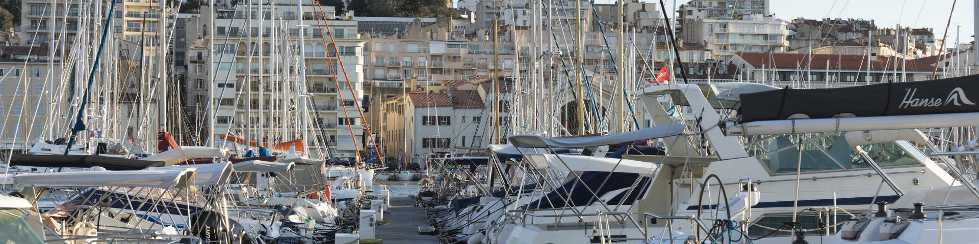 Vieux-Port de Marseille, ponton et bateaux, vue sur Notre-Dame de la Garde