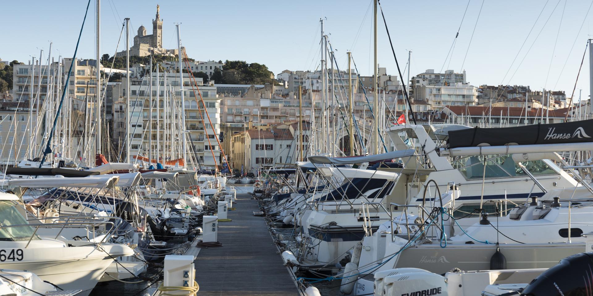 Vieux-Port de Marseille, ponton et bateaux, vue sur Notre-Dame de la Garde