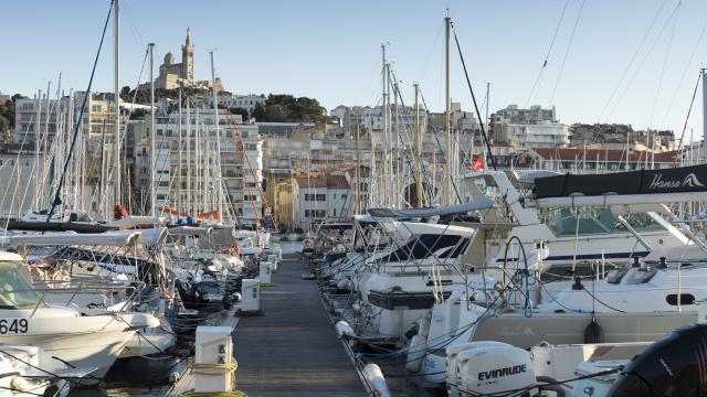 Vieux-Port de Marseille, ponton et bateaux, vue sur Notre-Dame de la Garde
