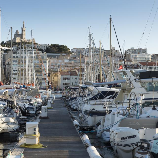 Vieux-Port de Marseille, ponton et bateaux, vue sur Notre-Dame de la Garde