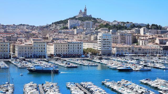 Vieux-Port de Marseille et notre Dame de la Garde, ciel bleu