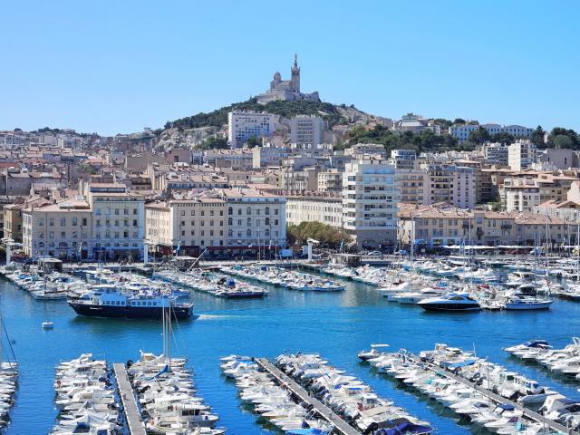 Vieux-Port de Marseille et notre Dame de la Garde, ciel bleu