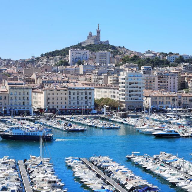 Vieux-Port de Marseille et notre Dame de la Garde, ciel bleu