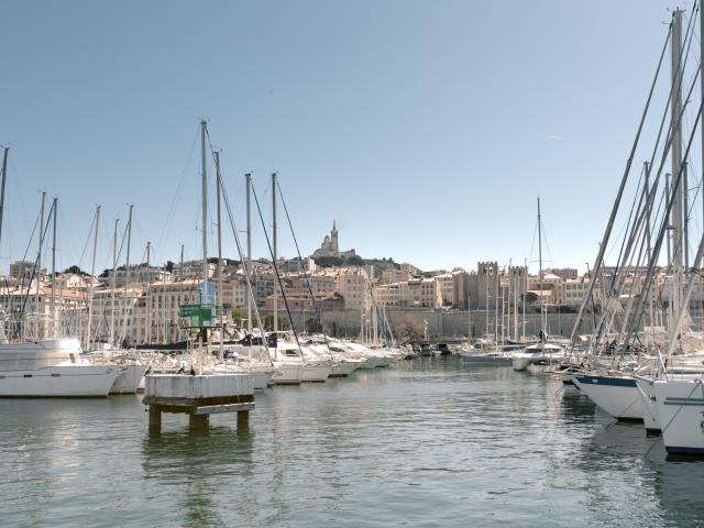 Vieux-Port de Marseille, vue sur les bateaux et Notre Dame de la Garde et l'Abbaye Saint-Victor en fond