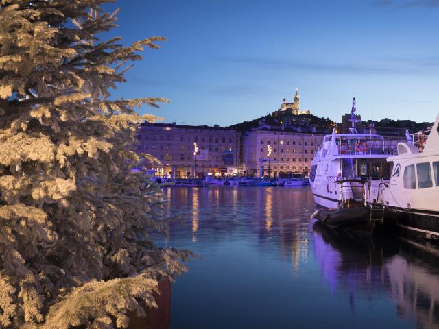 Vieux Port de nuit pendant les fêtes de Noël, sapin enneigé et Notre Dame de la Garde illuminée