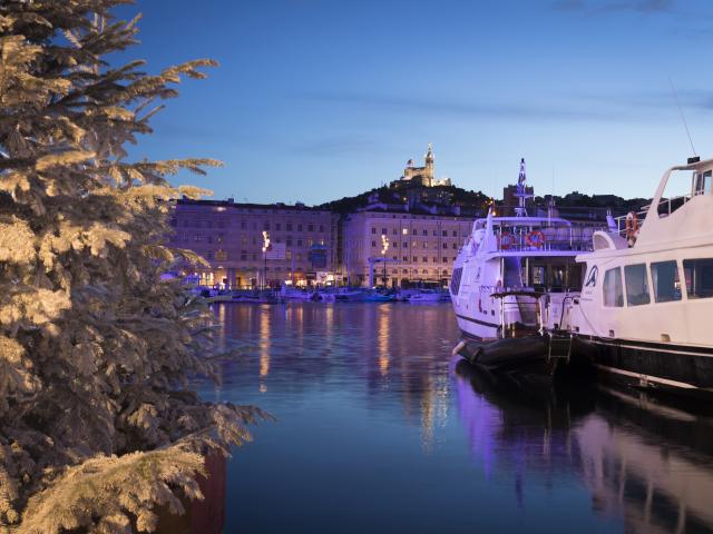 Vieux Port de nuit pendant les fêtes de Noël, sapin enneigé et Notre Dame de la Garde illuminée