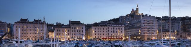 Vieux-Port et notre Dame de la Garde en soirée