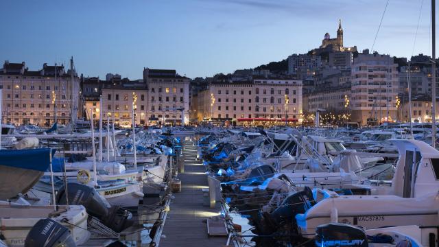 Vieux-Port et notre Dame de la Garde en soirée