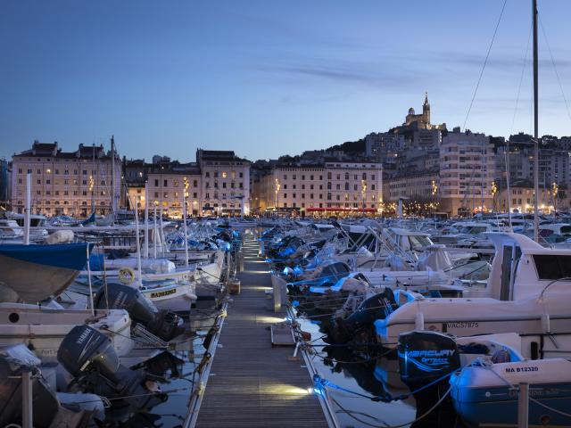 Vieux-Port et notre Dame de la Garde en soirée