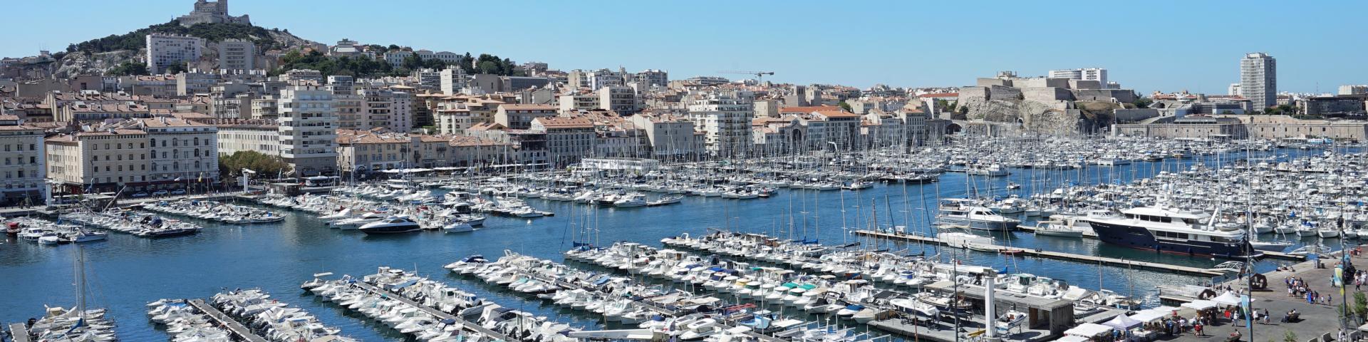 Vue générale sur le Vieux-Port et Notre-Dame de la Garde