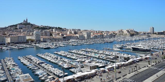 Vue générale sur le Vieux-Port et Notre-Dame de la Garde