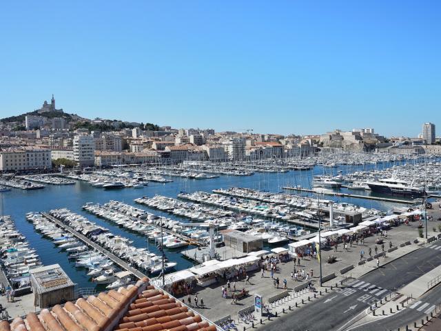 Vue générale sur le Vieux-Port et Notre-Dame de la Garde