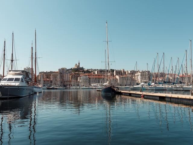 Vieux-Port de MArseille vue sur les bateau et Notre Dame de la Garde