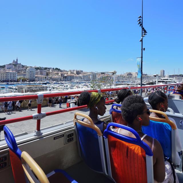 Colorbüs sur le Vieux-Port de Marseille