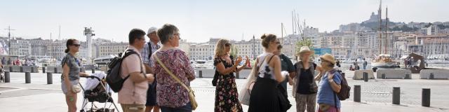 Groupe assistant à une visite guidée sur le Vieux-Port de Marseille