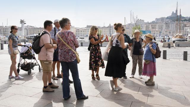 Groupe assistant à une visite guidée sur le Vieux-Port de Marseille