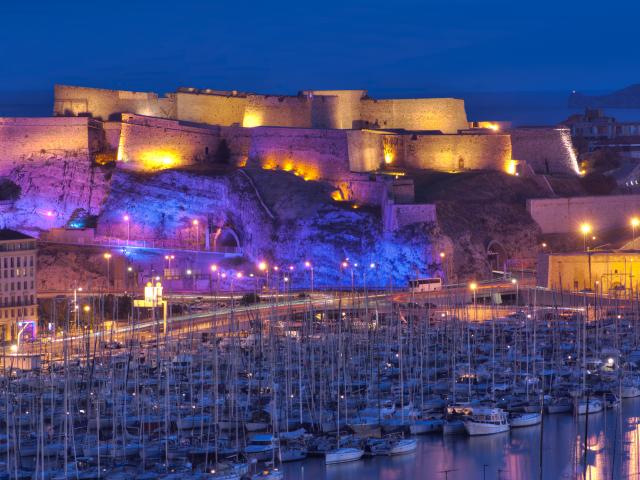 Photo du fort Saint-Nicolas de nuit, illuminé